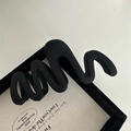 Pinza de pelo ondulada en negro mate con acabado de textura minimalista para peinados - Negro