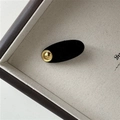 Dettaglio dell'elegante fermaglio ovale in velluto nero con accento in metallo dorato - Fermaglio Piccolo a Becco d'Anatra / Decoro Oro Nero