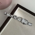 Dettaglio di fermaglio per capelli argento con cristalli e incisione LUCKY in metallo - Argento Pieno Strass Dritto (FJ891806)