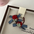 Détail de barrettes à nœud en denim avec fraise en crochet faite à la main - Fraise Clair-Élastique à Cheveux