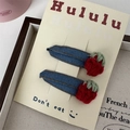Gros plan de barrettes en denim vintage avec fraises tricotées à la main et carte - Fraise Clair-Pince BB