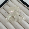 Vue détaillée de la pince à cheveux en acétate blanc nacré avec fini irisé coloré - Blanc Sirène