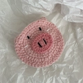 Gros plan sur la barrette cochon rose tricotée à la main avec texture de laine - Cochon