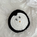 Détail de pince à cheveux pingouin crochetée main avec texture tricotée et visage - Manchot