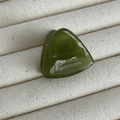 Dettaglio macro di una clip per capelli in acetato verde con logo dorato fatto a mano - Verde