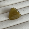 Dettaglio della molletta a triangolo in acetato verde oliva con incisione fatta a mano - verde oliva