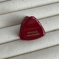 Détail de mini pince à cheveux triangle bordeaux en acétate avec logo doré fait main - Rouge