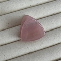 Dettaglio di una mini molletta per capelli rosa a triangolo con incisione PRINCE - Rosa