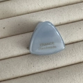 Dettaglio di un fermaglio per capelli a triangolo in acetato grigio-blu con logo - Blu