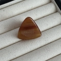 Détail de la pince à cheveux triangle en acétate ambré avec gravure France Handmade - Café Clair