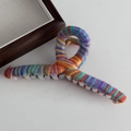 Dettaglio della molletta per capelli in lana intrecciata con trama colorata fatta a mano - Pinza per capelli