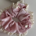 Détail d'un chouchou en velours rose avec bordure en dentelle et breloque dorée - Velours Rose