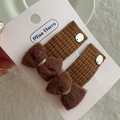 Dettaglio di fermagli in velluto marrone con fiocchi di peluche e bottoni in metallo - Clip Fiocco Quadrato Caffè Scuro (Coppia)