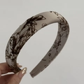 Detail van de grijze Toile de Jouy-stof op de dikke gevoerde spons hoofdband - Chinese Stijl Print - Champagne