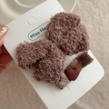 Dettaglio del fermaglio per capelli a forma di orsetto di peluche con decoro a cuore - Clip in Peluche Cuore Caffè Chiaro
