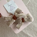 Paio di fiocchi per capelli in velluto a coste beige su sfondo felpato con vista macro - Elastici per Capelli con Fiocco Bianco Crema (Coppia)