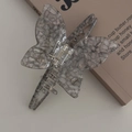 Macro di una molletta a farfalla con motivo in marmo grigio e molla interna in metallo - Grigio