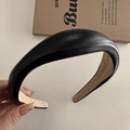 Detalle de diadema de cuero PU negro con relleno grueso y forro interior antideslizante - Negro
