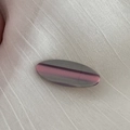 Détail de la pince à cheveux en acétate montrant des textures rayées rose et violet - Ovale Rayé / Gris Rose Foncé