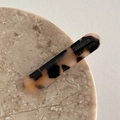 Detail der Haarspange aus Acetat mit Schildpattmuster und goldenem France Handmade Logo - Hell Schildpatt