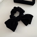 Dettaglio dell'elastico per capelli in velluto nero con grande fiocco elegante e perla - Fiocco Semplice / Nero