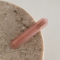 Détail d'une pince à cheveux faite main en acétate avec gravure France artisanale - Rose