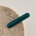 Détail d'une barrette à cheveux vert foncé avec inscription France Handmade - Vert