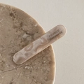 Détail de la barrette en acétate marbré beige avec gravure France Handmade - Blanc Cassé