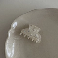 Dettaglio macro del fermaglio francese fatto a mano con acetato e piccoli strass - Cielo Stellato Bianco Sirena