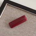 Détail de la barrette rectangulaire rouge marbré avec lettrage Barrette La France - Rouge Vif
