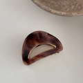 Détail d'une pince à cheveux en acétate léopard marron avec base en métal doré - Pince Ajourée Léopard Café