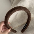 Dettaglio del cerchietto in peluche marrone scuro con etichetta Hand Made - Caffè Scuro