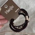 Detail von drei elastischen Haarbändern Set mit Leopardenmuster und goldener Metallschnalle - Minimalistisches Set - Dunkler Kaffee