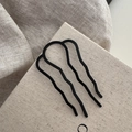 Dettaglio forcina per capelli ondulata nero opaco su lino beige per acconciature chic - Spilla per Capelli Media