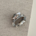Macro view of floral acetate hair claw clip with grey marble pattern on beige fabric - Hollow Small Oval - Green Apricot