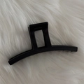 Détail d'une grande pince à cheveux noir mat avec ressort robuste sur fausse fourrure - Noir Mat - Droit Fin