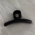 Grande pince à cheveux noire mate avec dents solides sur fond en peluche blanc - Noir Mat - Droit Épais