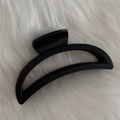Détail d'une pince à cheveux noir mat en forme de croissant sur un tissu blanc doux - Noir Mat - Croissant