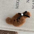 Vista detallada de una pinza para el pelo de oso de peluche con lazo negro y perla - Cachorro Bichón Marrón (Pinza de Pico de Pato)