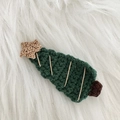 Détail macro de la barrette sapin de Noël en crochet fait main au fini texturé - Sapin de Noël - Étoile Jaune