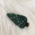 Makroaufnahme von handgefertigtem Häkel-Weihnachtsbaum-Haarclip mit Wolldetail auf weißem Plüsch - Weihnachtsbaum - Punkte