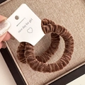 Detalle de coleteros de terciopelo de felpa en tonos marrones en tarjeta de regalo - Coletero Plisado de Terciopelo - Café