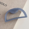 Detalle de la pinza para el pelo azul mate con grabado France handmade en el interior - Semicírculo hueco / Azul Niebla