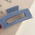 Detalle de la pinza para el pelo rectangular azul con grabado dorado Barrette La France - Rectángulo Grande / Azul Niebla