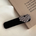 Detalle de una pinza para el cabello de terciopelo vintage con corazón de diamantes - Estilo de Strass Corazón
