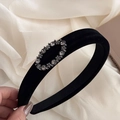 Dettaglio del cerchietto largo in velluto nero con decorazione di strass ovali brillanti - Fascia Stretta con Strass Ovali