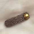 Makroansicht der braunen Lammwolle-Haarspange mit Vintage-Gold-Metallknopf-Detail - Rechteck / Khaki