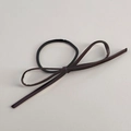 Dettaglio dell'elastico per capelli con fiocco in pelle marrone e corda nera - Caffè Scuro