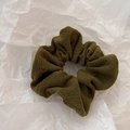 Vue détaillée de la texture tricotée vert olive et du tissu côtelé de ce chouchou chic - Chouchou Nervuré Vert