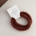 Dettaglio di due elastici per capelli in peluche marrone scuro su cartoncino - Caffè Chiaro